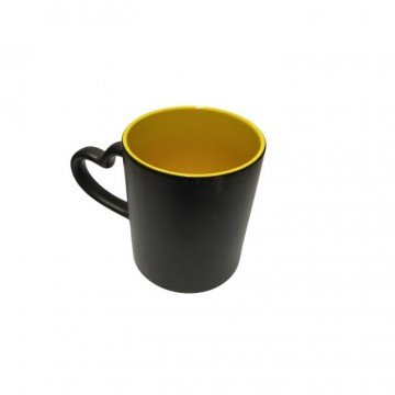 Caneca mágica com alça de coração e interior amarelo. Importado - 1